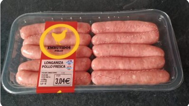 Ensalada de brotes tiernos con salchichas de pollo.